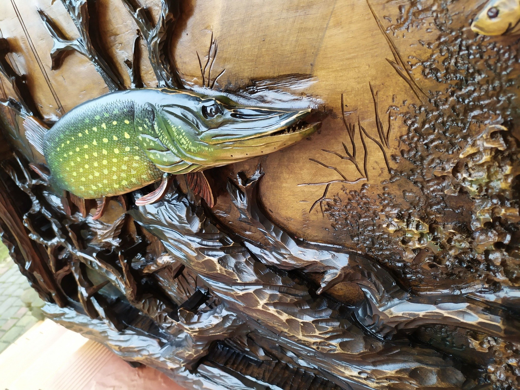 esox-lucius-pike-carving.jpg